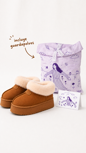 Cuco Alma Botas beige junto a su guardapolvos lila ilustrado y la tarjeta de Cuco