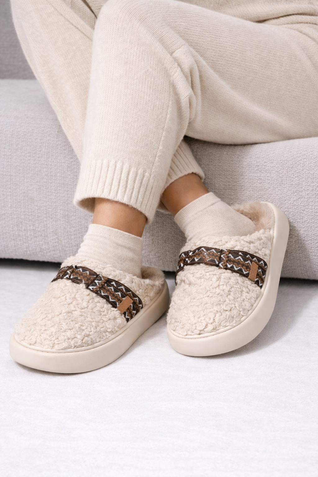 Pantufla moño bordado marfil