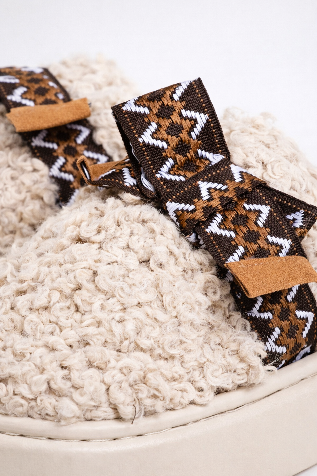 Pantufla moño bordado marfil