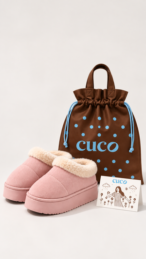 Cuco Boot Sonrojada rosa junto a la bolsa café de Cuco con lunares azules y su tarjeta