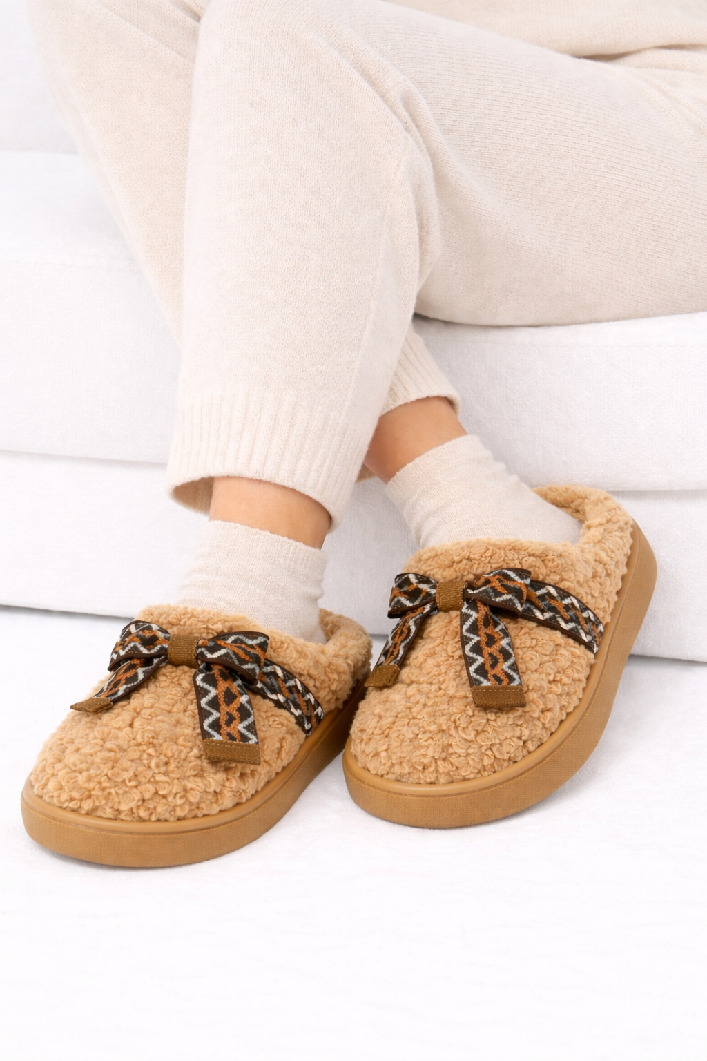 Pantufla moño bordado beige