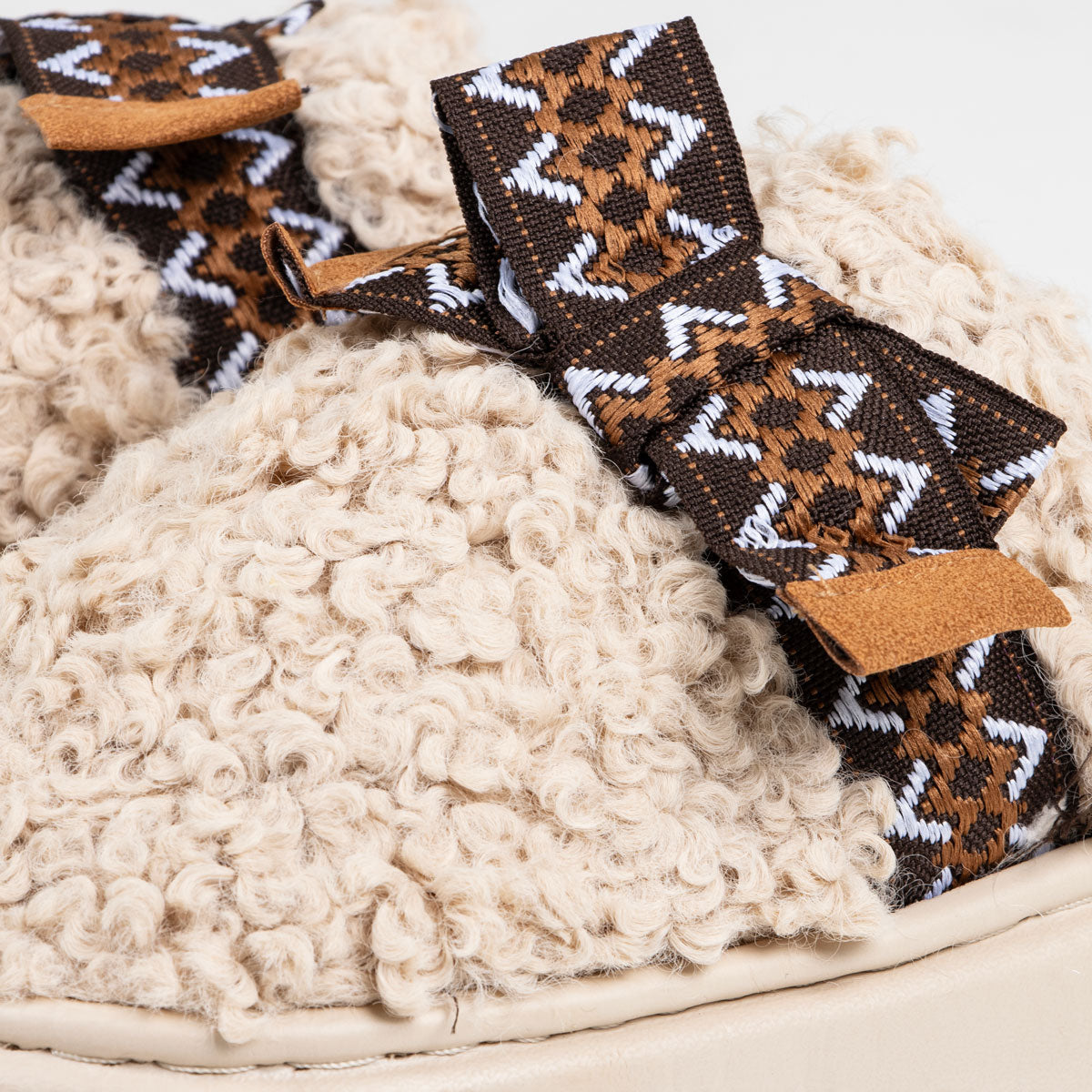 Pantufla moño bordado marfil