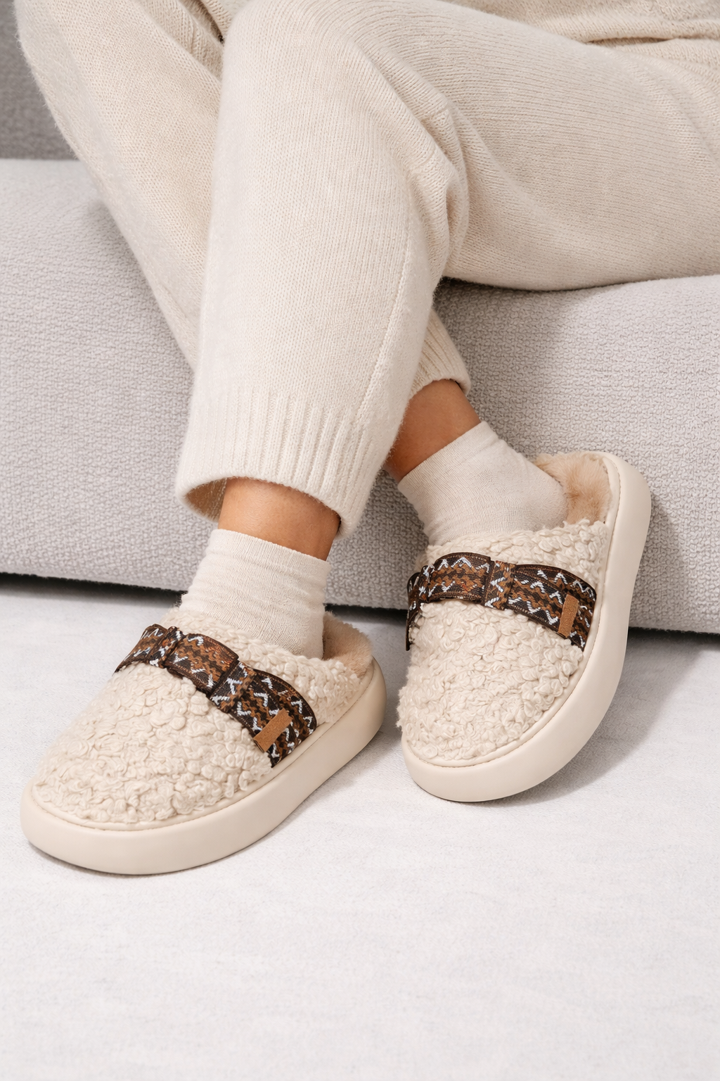 Pantufla moño bordado marfil