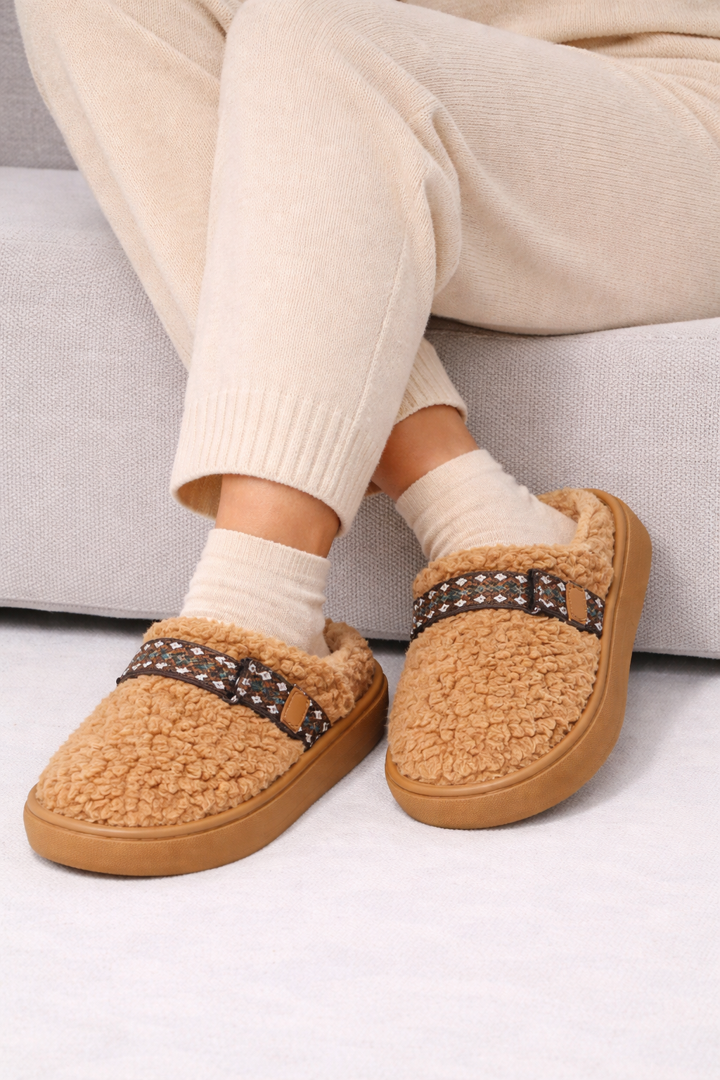 Pantufla moño bordado beige