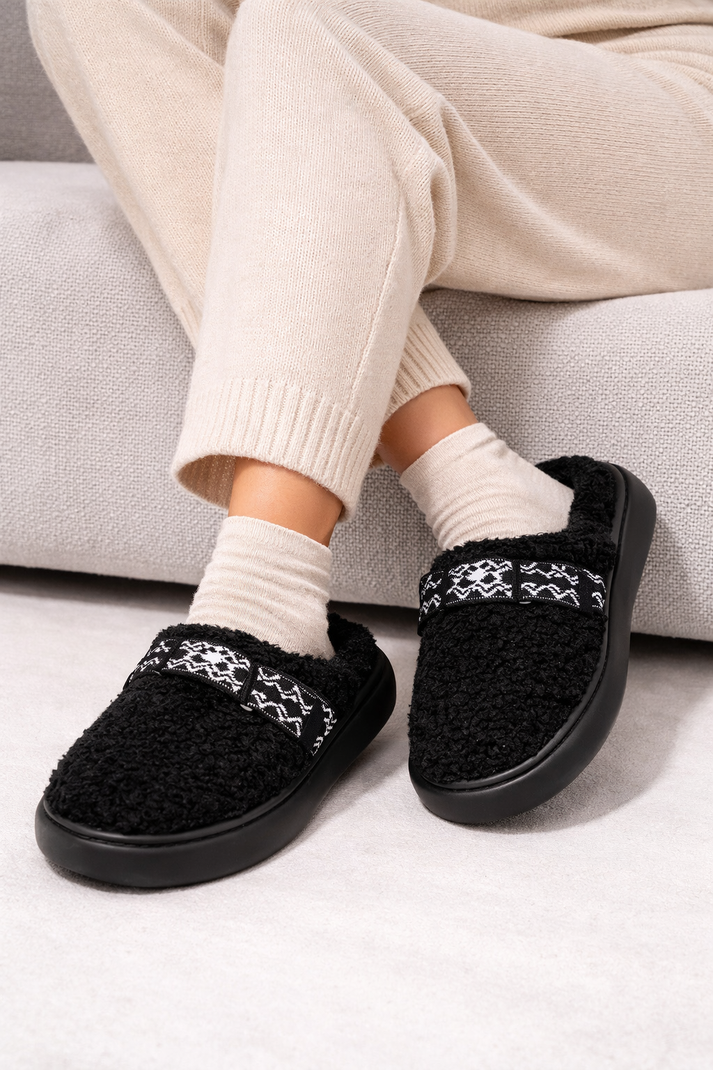 Pantufla moño bordado negra