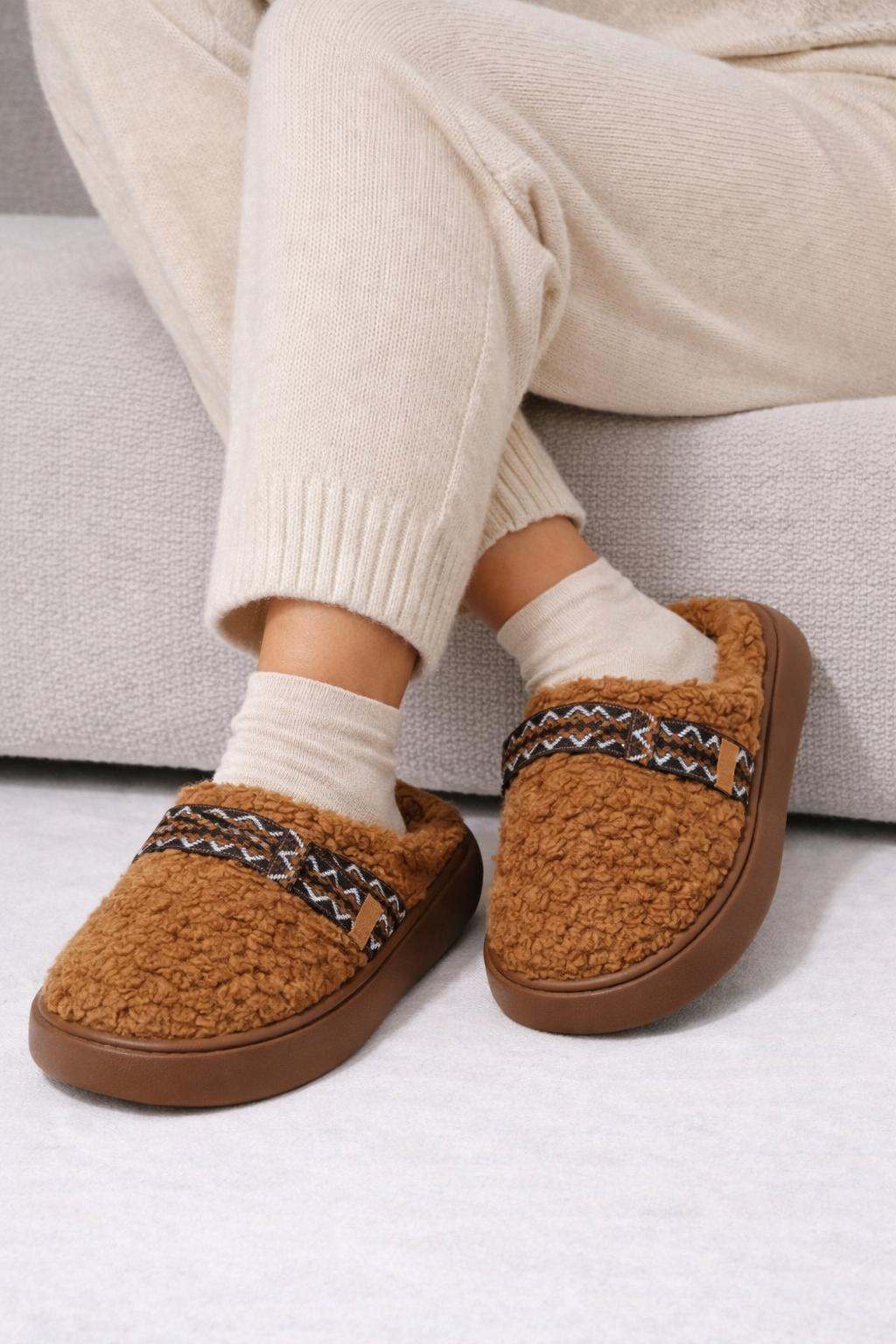 Pantufla moño bordado cafe